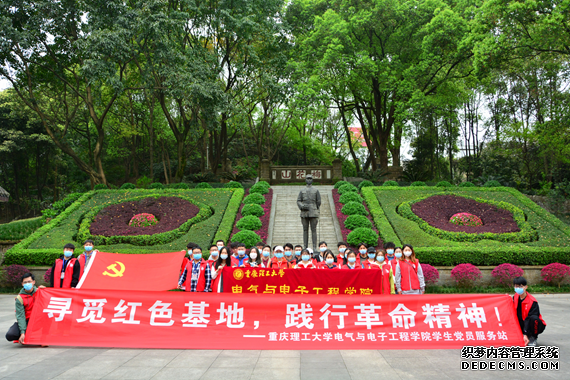 党员代表们合影留念 任怡昕 摄