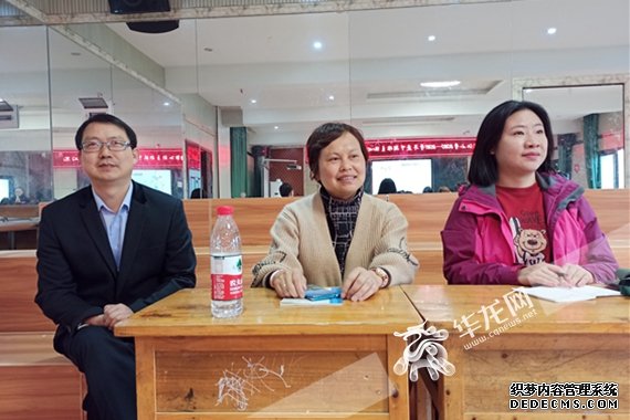 参与活动的领导 张艾 摄